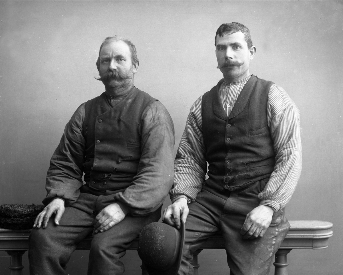 Gruppeportrett, to menn i arbeidsklær, Kristiania 1910. Busserull, vest og bukse. Gustav Caspersen.