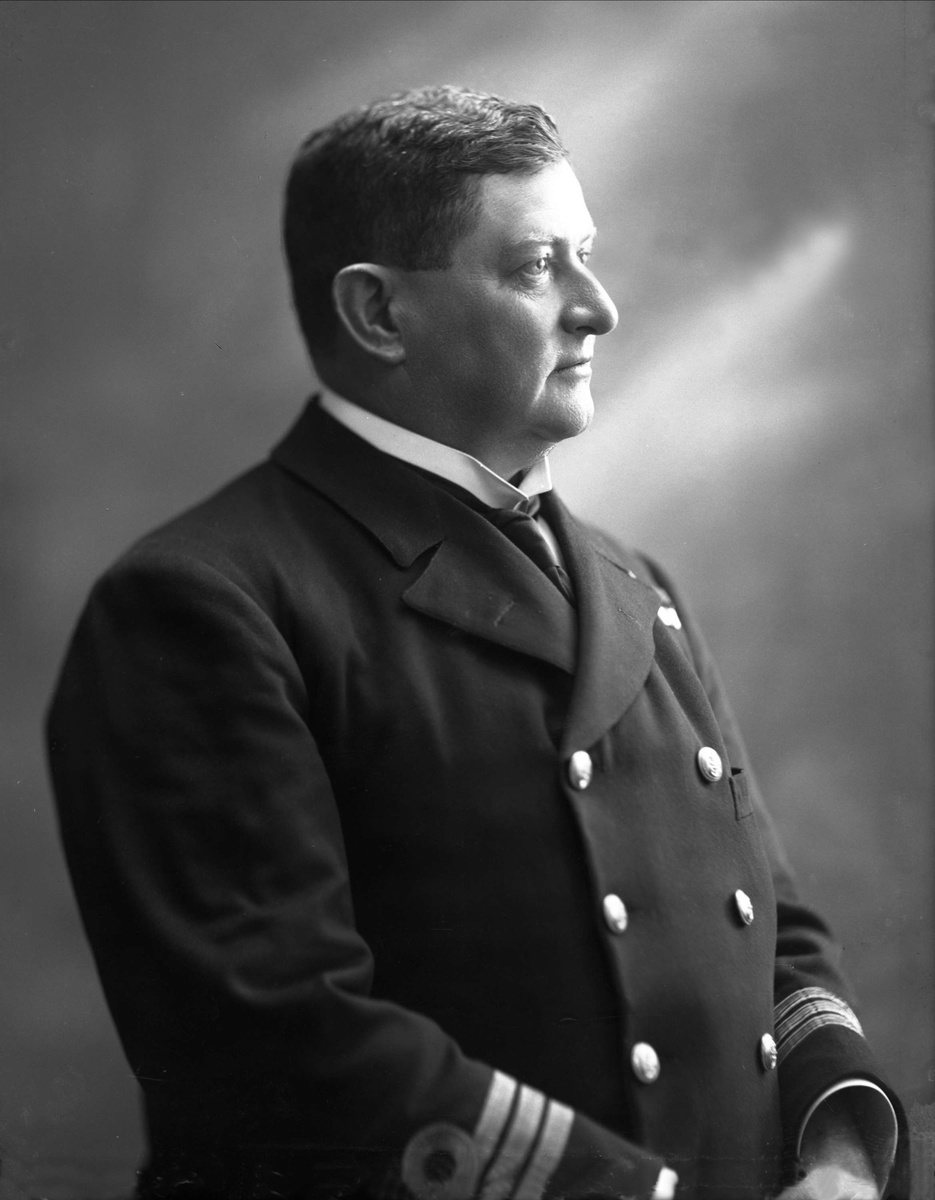 Portrett, kommandør W G A Kennedy.