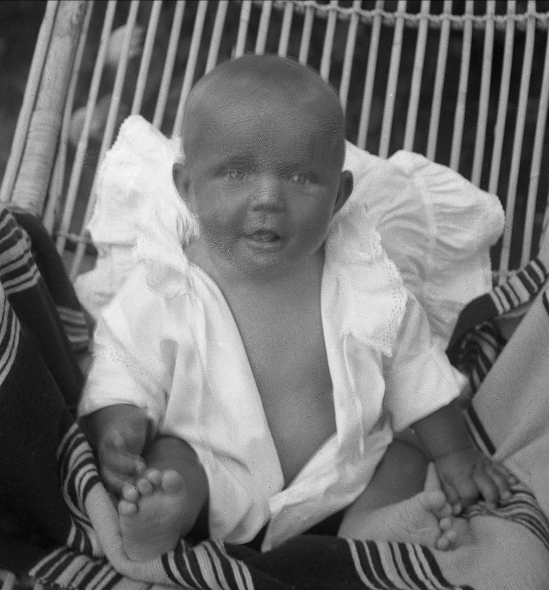 Portrett, lite barn i en kurvstol. Hr. Arntsens barn, tatt på Bygdø.