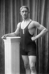 Portrett, bryter, med drakt. Herbrand Lofthus. Idrætsforenin