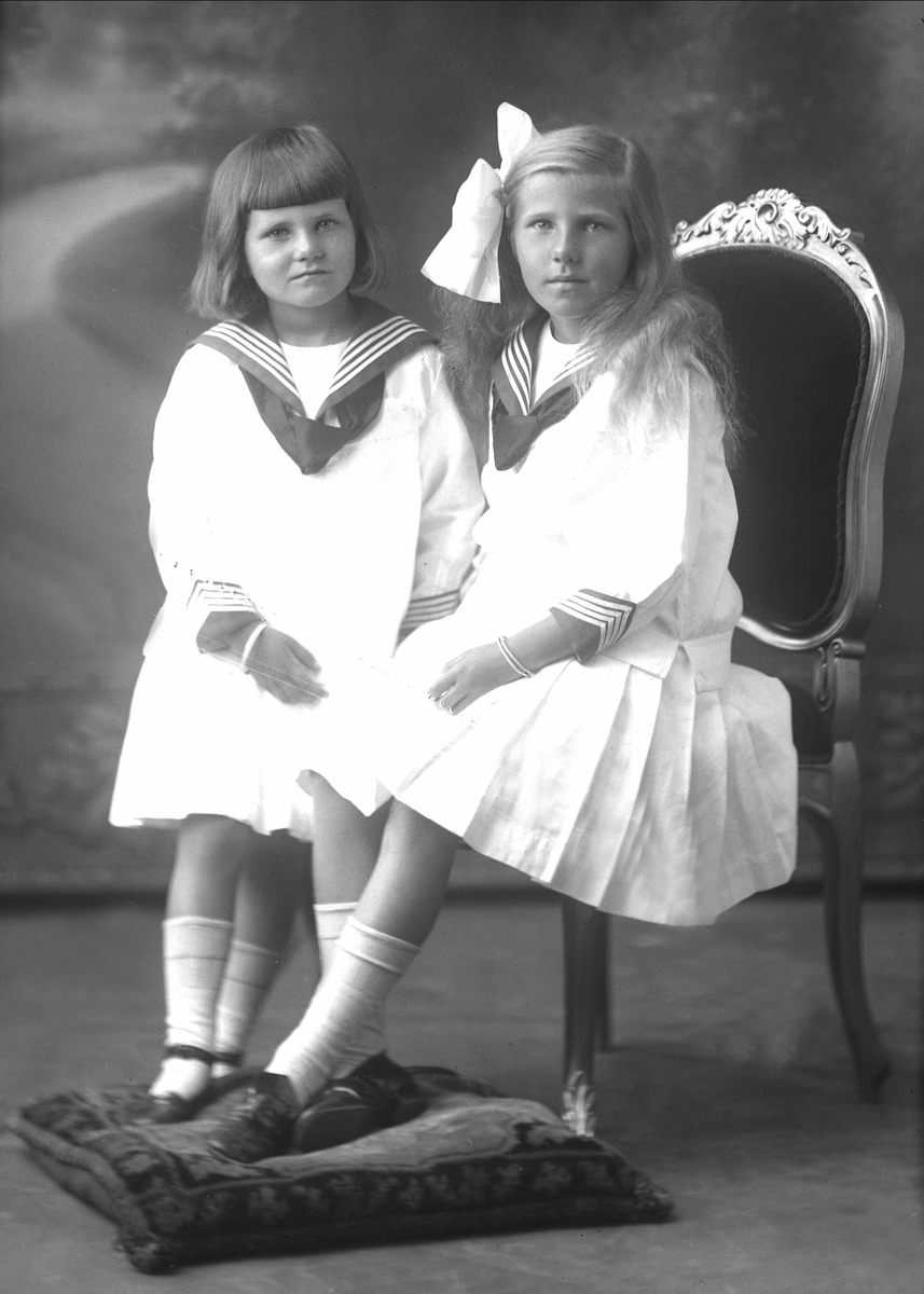Gruppeportrett av to jenter. Ruth Manskow f. 1906 og Ingeborg Manskow f. 1910. Barn av Signe Amalie f. Enger og Truls Martin Manskow.