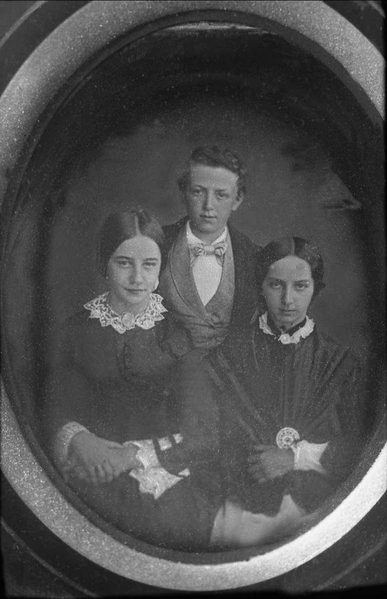 Avfotografering. Gruppe, søsken, to jenter en gutt.
Fru Kapt.Melhus kopi. Daguerreotypi (?)