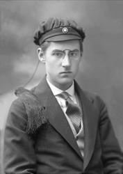 Portrett, mann med studentlue. Student Carsten Heli.