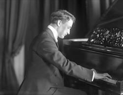 Portrett, pianist Alme ved flygelet.