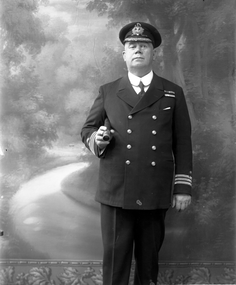 Portrett, mann i uniform, kommandør Lundh.