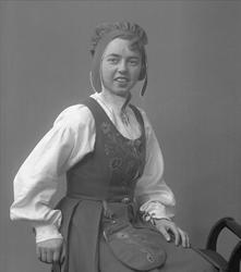 Kvinne i Nordlandsbunad.