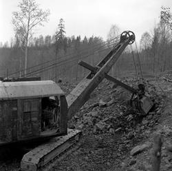 Anleggsarbeidere for jernbanen, gravemaskin, mai 1956.