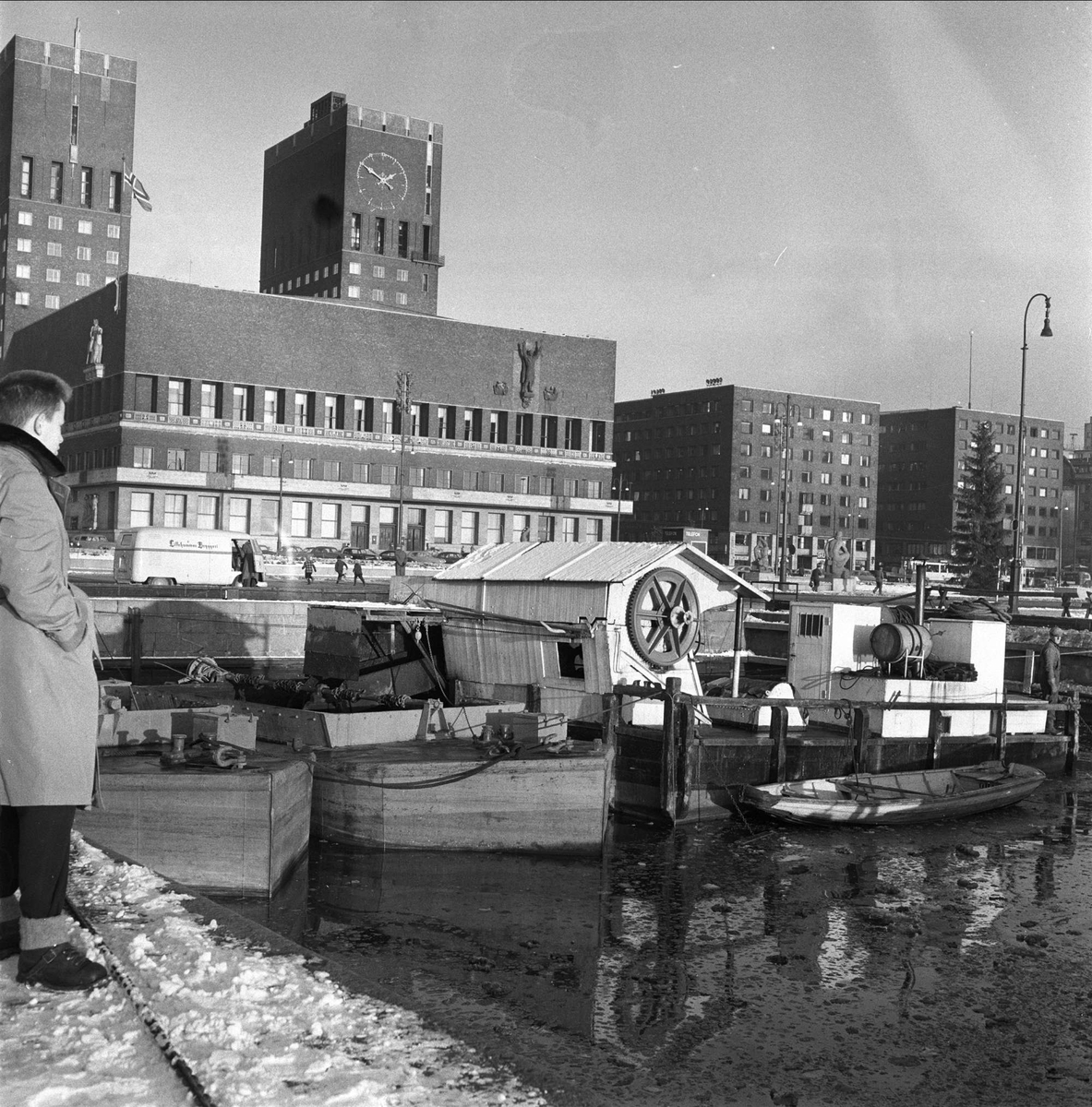 Fiskebåter og sjøliv foran Oslo Rådhus, Oslo, 08.12.1956