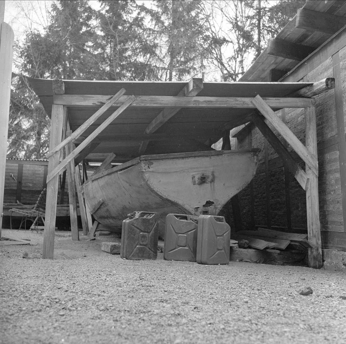 Norsk Sjøfartsmuseum, Bygdøy, Oslo, 30.04.1960, skute lagret under tak utendørs.