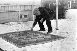 Drammen. Teppebanking i snøen.