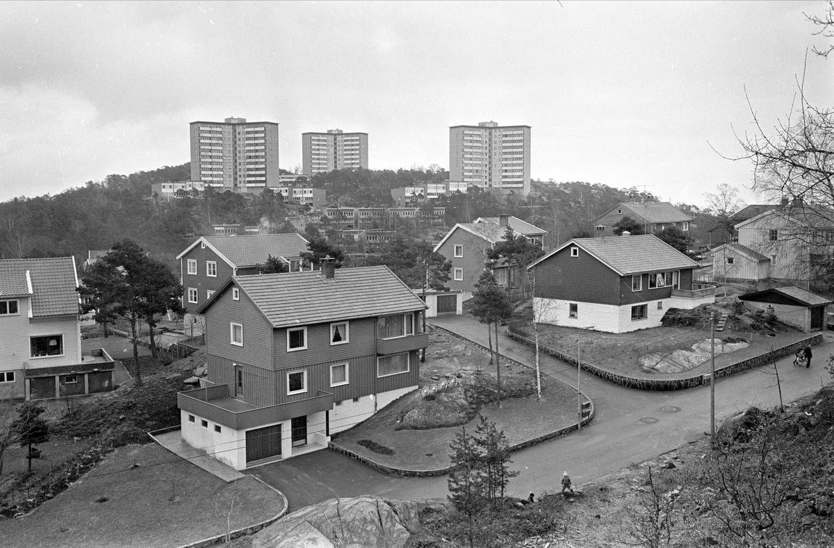 Kristiansand, april 1967. Boligfelt med høyblokker i bakgrunnen.