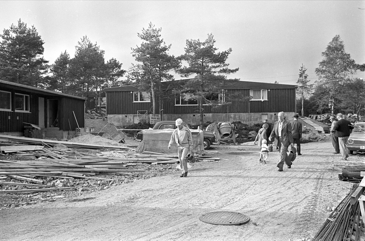 Risør, Aust-Agder, 1968. "Konvoibyen", boliger for krigsseilere, åpnet 1968. Vei over byggeplass. Boliger.