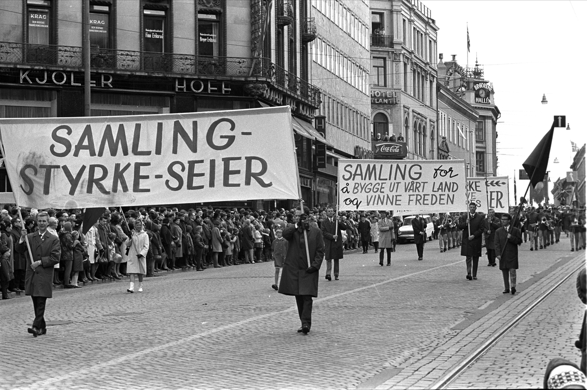 Fra Oslo, 01.05.1967. Demonstrasjonstog marsjerer nedover Karl Johans gate.