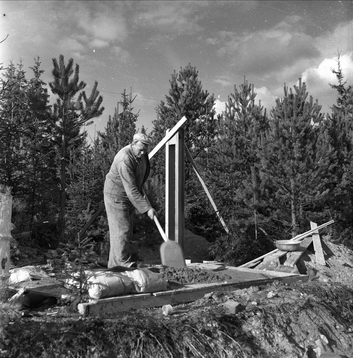 Nord-Odal, Hedmark, 28.09.1954. Sivilforsvaret, mann med spade, sementstøpearbeide.