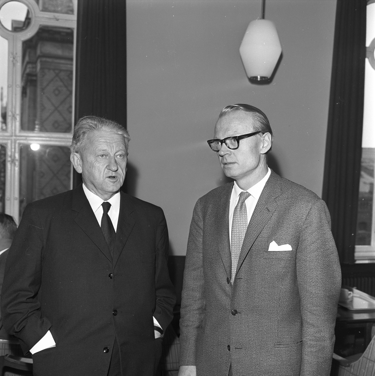 Karl Johans gate 22, Oslo, august 1963. Stortinget. Kings Bay-debatten. Samferdselsminister Kolbjørn Varmann og industriminister Kjell Holler.