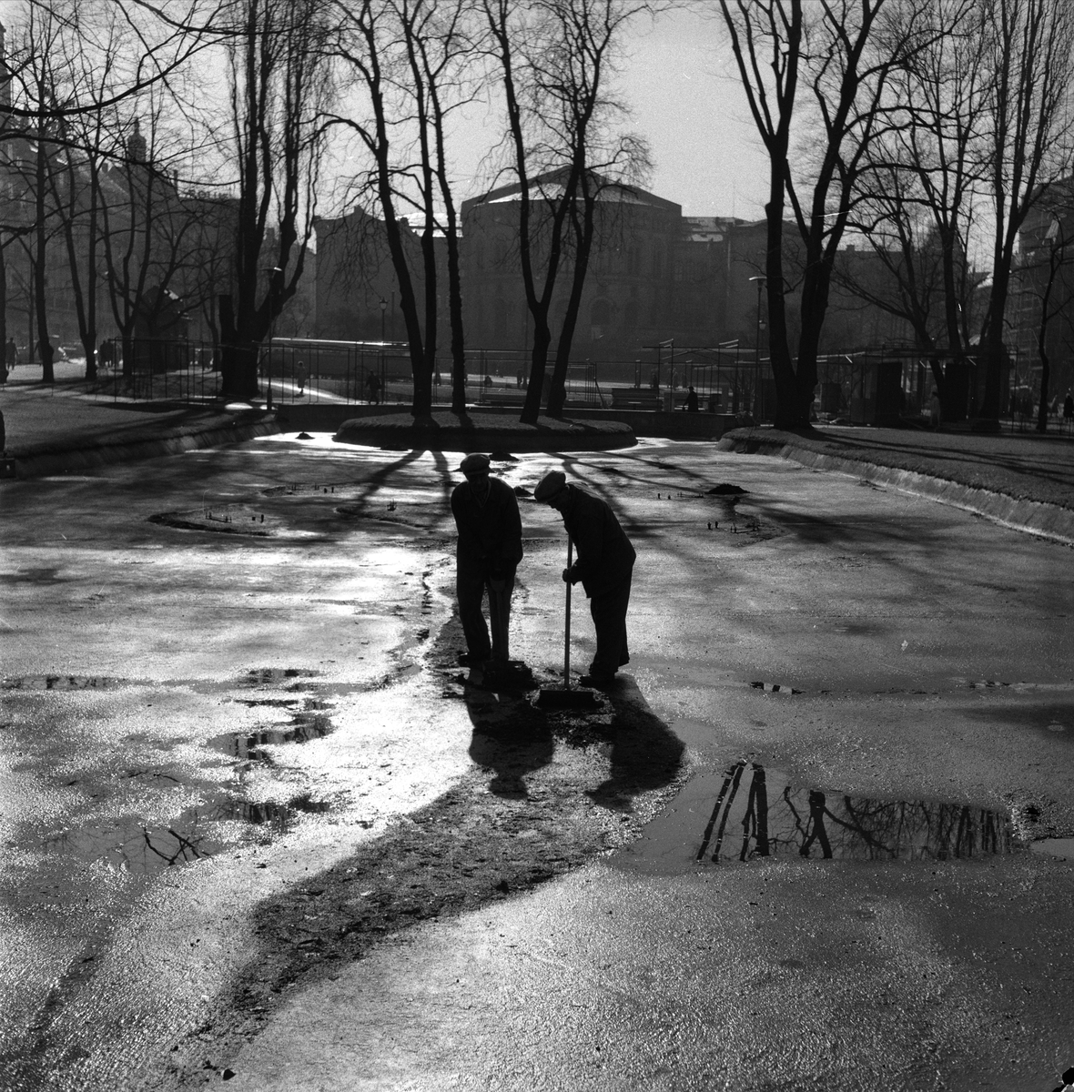 Studenterlunden, Oslo, april 1958. Spikersuppa settes i stand.