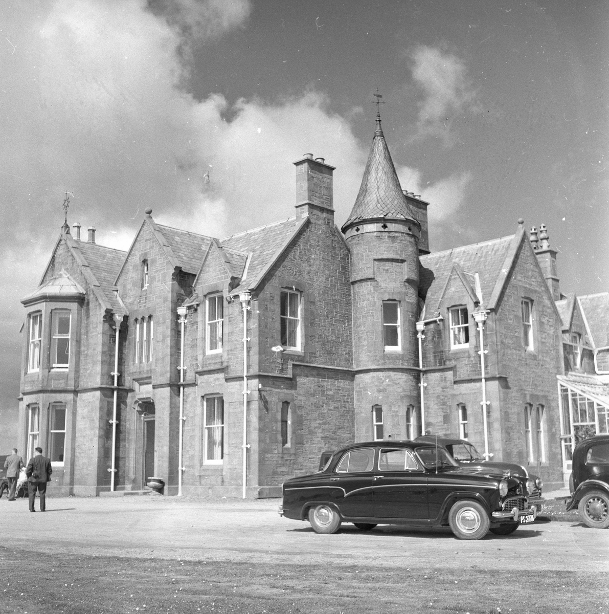 Pigghåfiske på Shetland.
Shetland, 14-22. mai 1958, vakker eiendom, bil i forgrunnen.