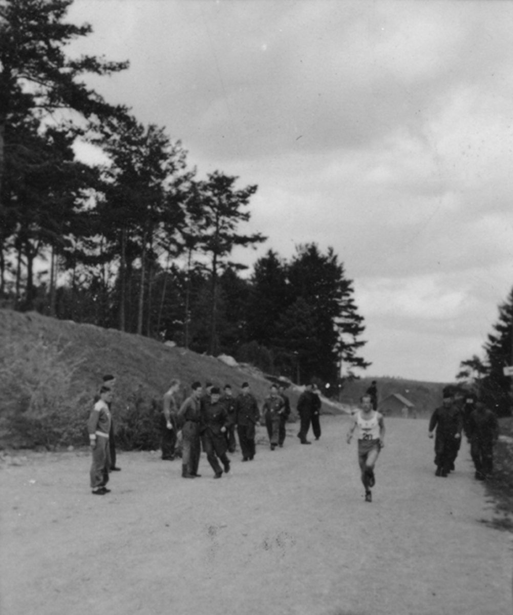 Terränglöpning, tävling. Tävling mellan flygflottiljerna F 11, F 8 och F 2 på F 2 Roslagens flygflottilj, 1943.