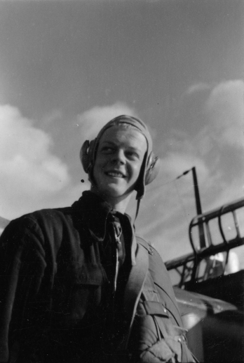Flygaspirant Bertil Lidén, porträtt framför flygplan S 17 på F 2 Hägernäs, 1943.