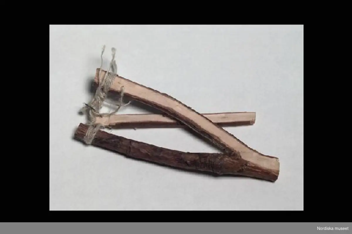 Inventering Sesam 1996-1999:
L 7   B 3  (cm)
L 6,3 (cm) - pinne
Beckloppa, leksak, s.k. hoppeloppa, utformad till en hoppare; av träklyka, tvinnad vit tråd mellan klykorna, träpinne.
Hoppare är samlingsnamnet, enl. Gustaf Ränk i Fataburen 1958, för "olika slags smådjur, såsom grodor och möss, industrimässigt tillverkade av bleck, plast eller dylikt" - inom denna grupp inräknar han även beckloppa, julbock resp. nyårsbock.
Se "Fataburen" 1958, s. 158-174.
Jmf inv. nr. 187.241, 188.605 samt 227.883.
Charlotta Dobson Hoffman feb 1998