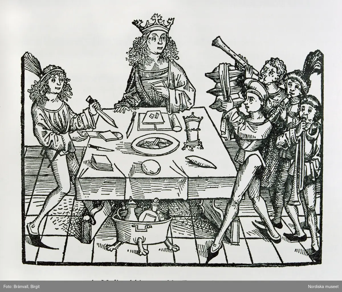 Träsnitt. Måltidsscen från 1500-talet. "Serveringskärlen kunde bäras in staplade på varandra. Här är försnidaren i full aktion och musikanterna gör sitt för att höja stämningen. En fyrkantig träskiva att äta på kallades qvadra"