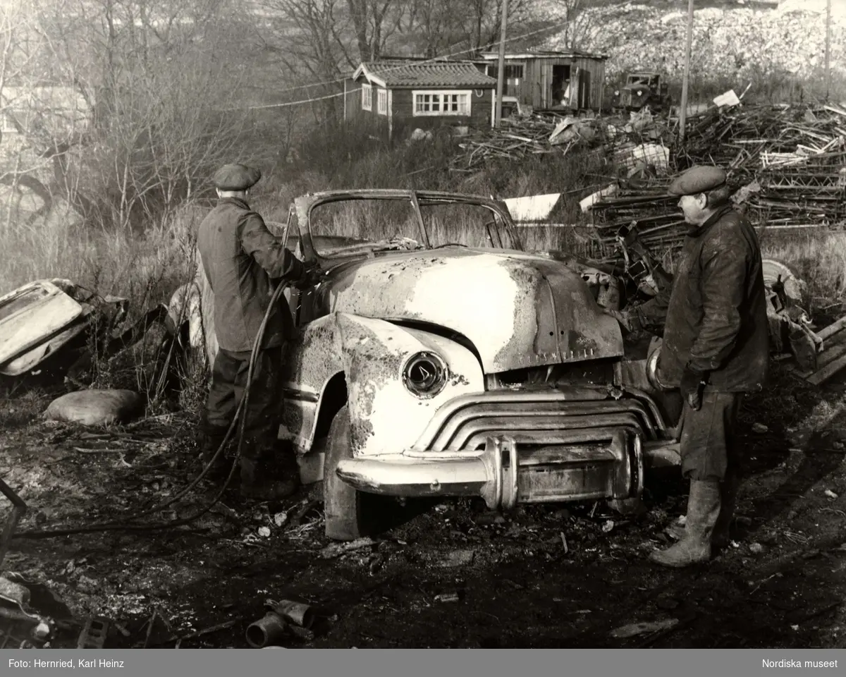 Lövsta bilskrot i Hässelby, Stockholm. DigitaltMuseum "1948 Oldsmobile Convertible" (kommentar 2016-01-13)