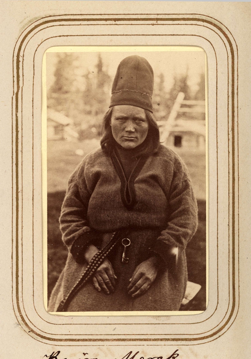 Porträtt av Karin Merak, 28 år gammal, Sjokksjokk. Ur Lotten von Dübens fotoalbum med motiv från den etnologiska expedition till Lappland som leddes av hennes make Gustaf von Düben 1868.