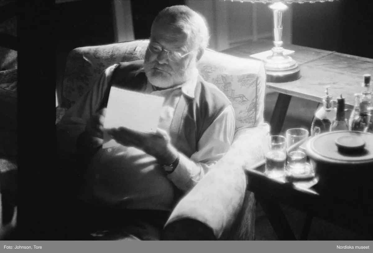 Ernest Hemingway, amerikansk föfattare (1899-1961)  i sitt hem på Kuba.