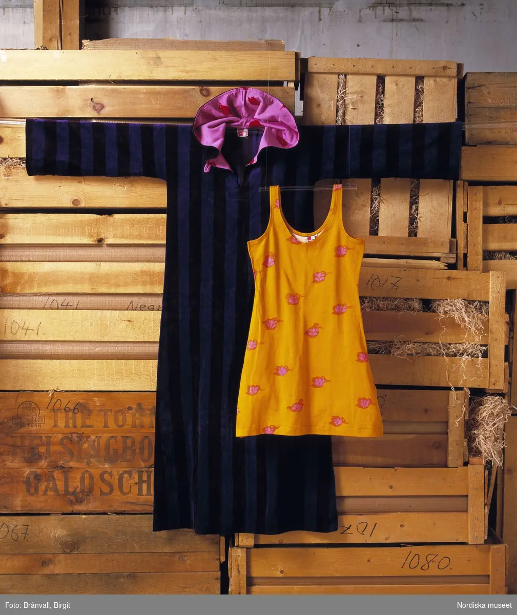 Mode, 1970-tal, Mah-Jong. Orange mönstrat linne (NM.313603), violett morgonrock (NM.313612)