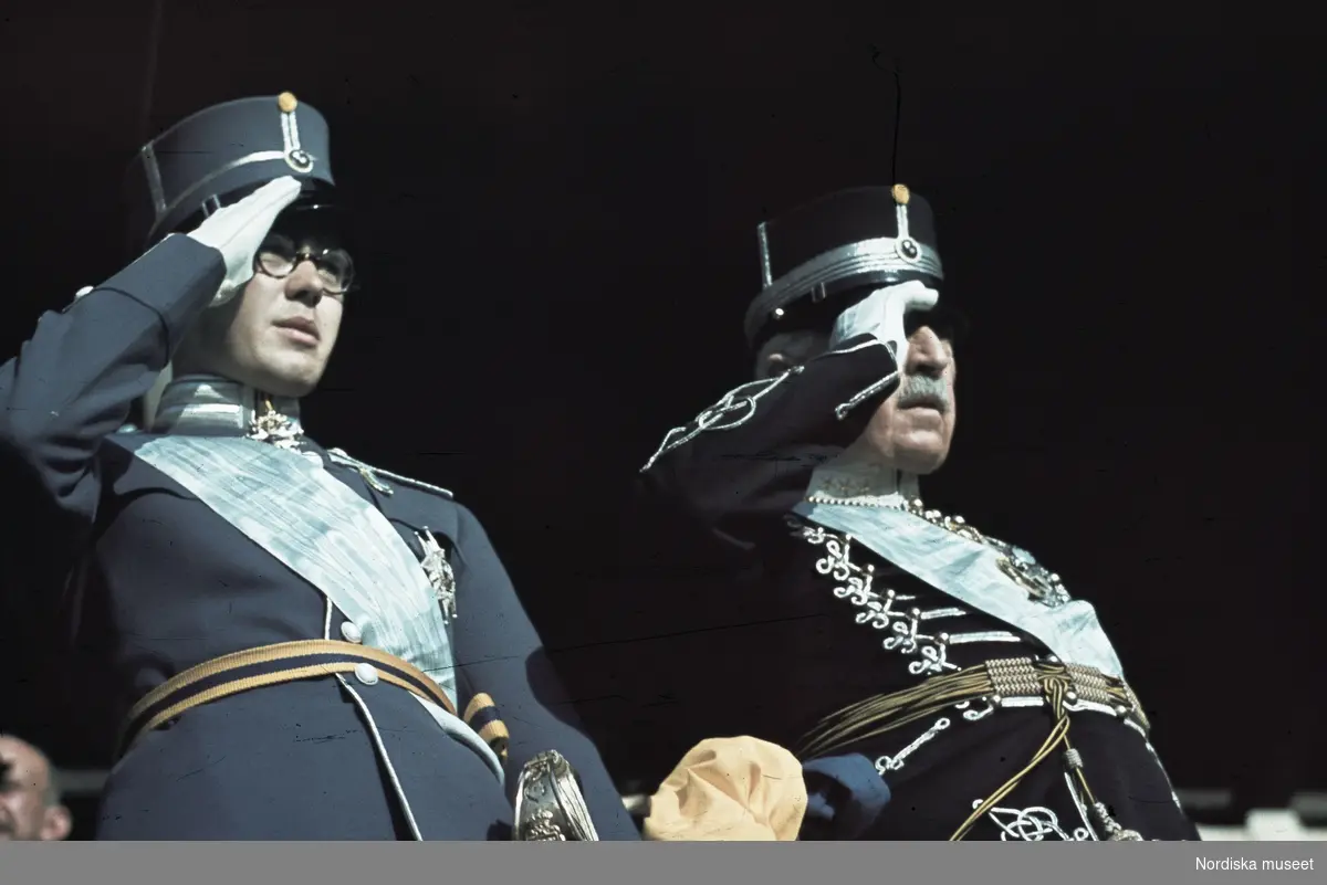 Carl Johan Bernadotte och Prins Eugen gör honnör.