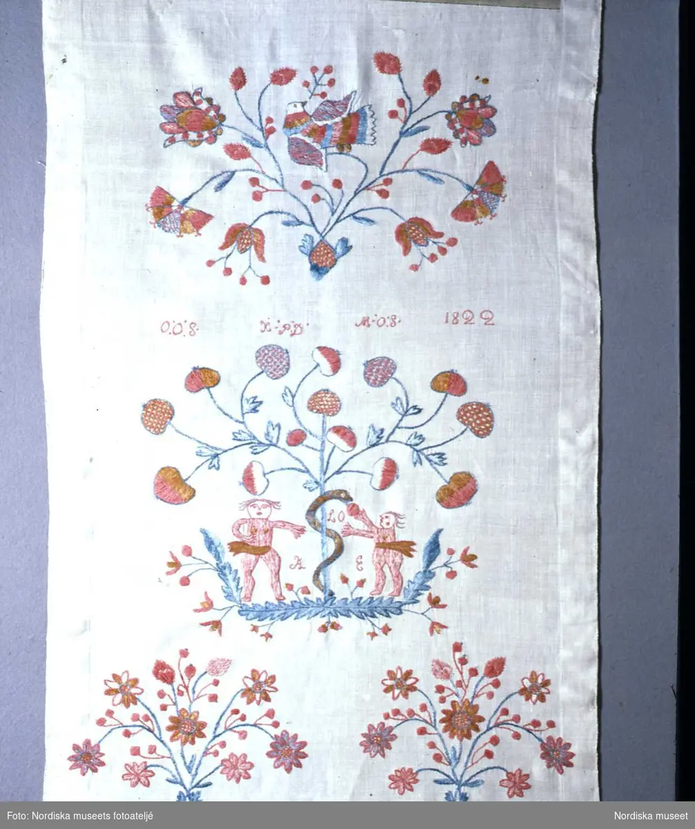 Hängkläde från Blekinge, år 1822.  Adam, Eva och ormen.