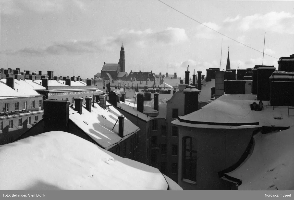 Vy över snötäckta tak från fastigheten på Birger Jarlsgatan 112 mot Engelbrektskyrkan.