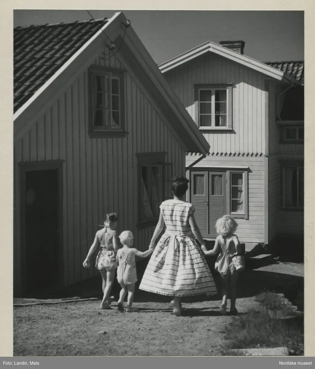 Fjällbacka, Bohuslän. En kvinna och tre barn på promenad.