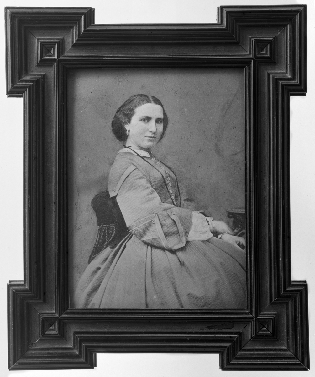 Ramat porträttfotografi föreställande Sofi Hazelius (1839-1874). Inv.nr NM.0154929