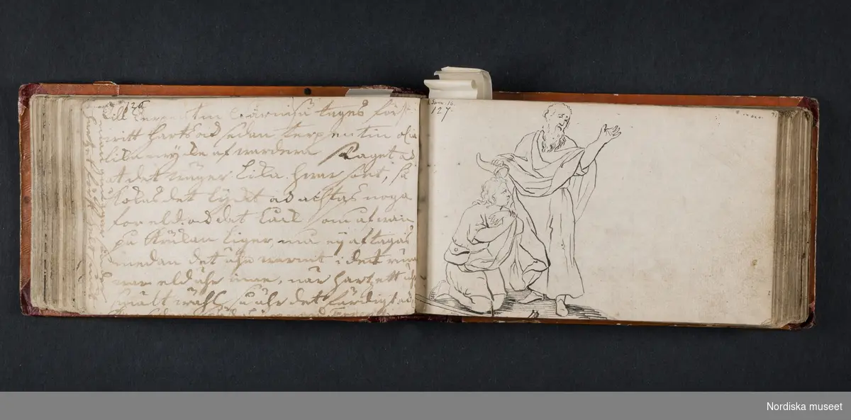 "Röda boken". Liten bok med initialerna H B på framsidan och årtalet 1728 på baksidan. Boken innehåller skisser av myter, människor, djur, byggnader och växter. Enligt medföljande utdrag ur brev från Knut Almström till direktör Fredrik Wehtje 1952 så har boken tillhört Petter Gustaf Löfström och därefter en man med efternamnet Bundred som var gravör vid Rörstrand.