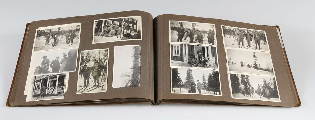 Albumet innehåller amatörfotografier tagna mellan 1919 och 1930. Många av fotografierna har anknytning till jakt, fiske och friluftsliv. Fotografierna är bland annat från Gräsö, Åland och Torsbacka i Jämtland.
