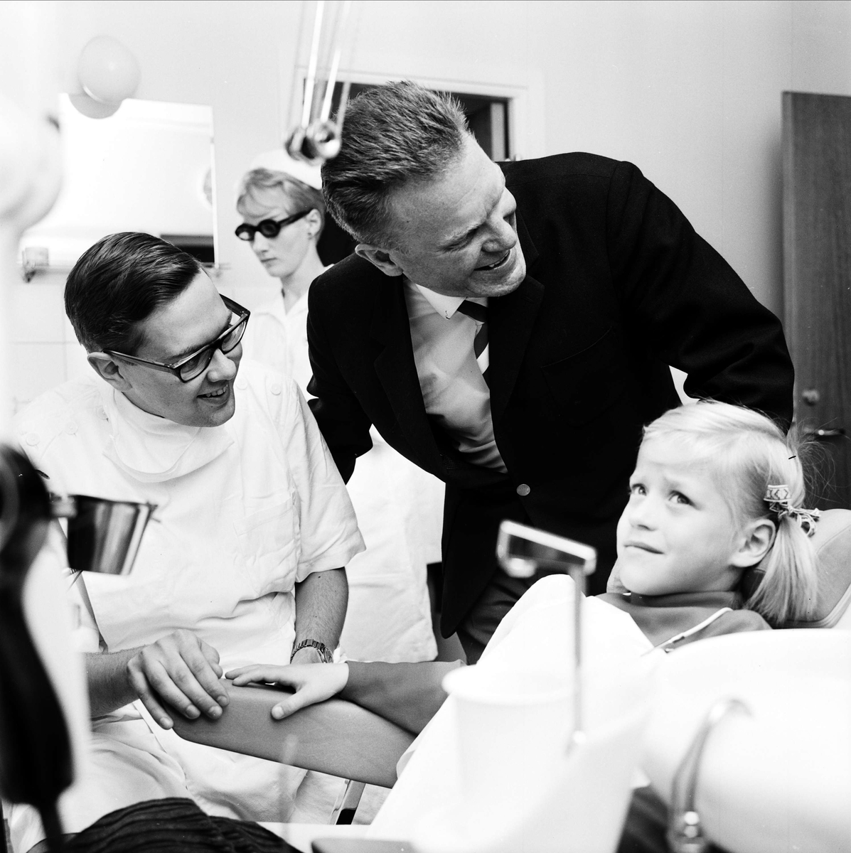 Linda Willén får sina tänder undersökta av tandläkare Nils Forsberg, medan landstingsrådet Ragnar Litzner och distriktstandsköterskan Inga-Lill Nordmark tittar på, den nya tandpolikliniken i Karlholmsbruk