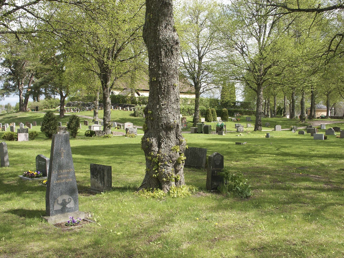 Kyrkogården vid Almunge kyrka, Almunge socken, Uppland