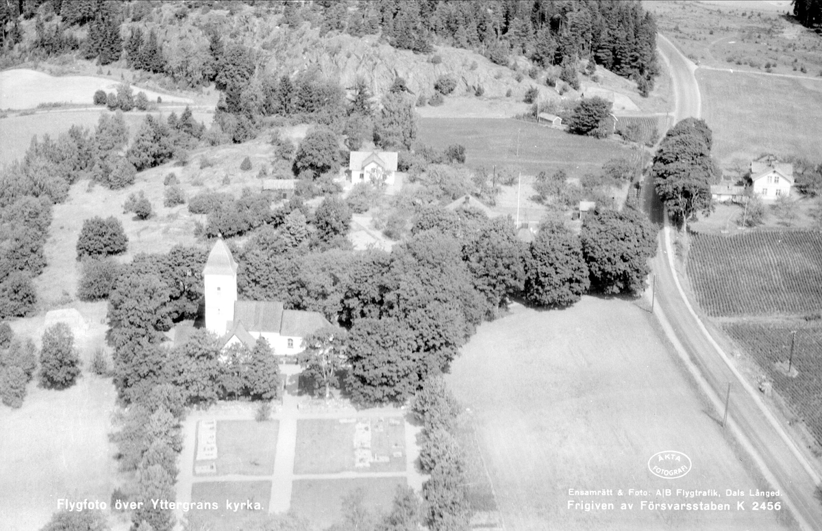 Flygfoto över Yttergrans kyrka, Yttergrans socken, Uppland 1947