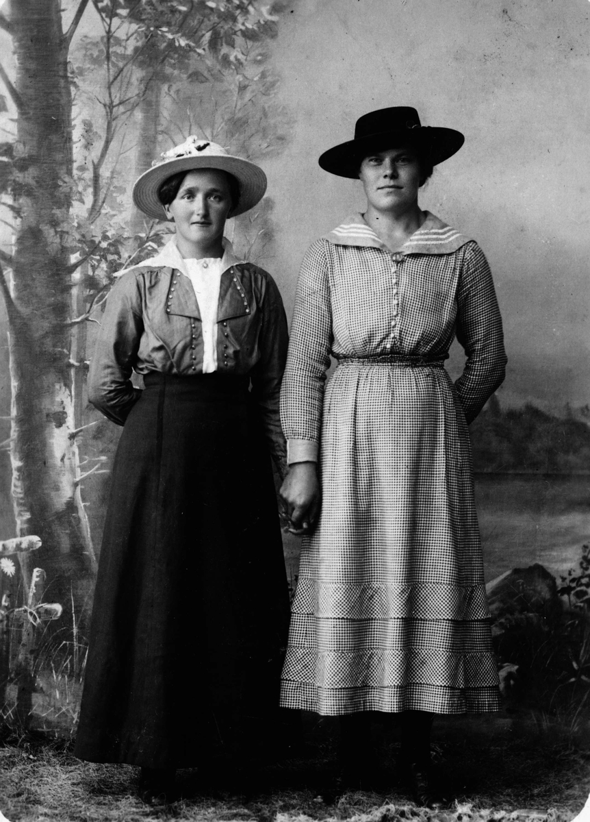 Ateljéporträtt - unga kvinnor, sannolikt i Östhammar, Uppland, före 1917