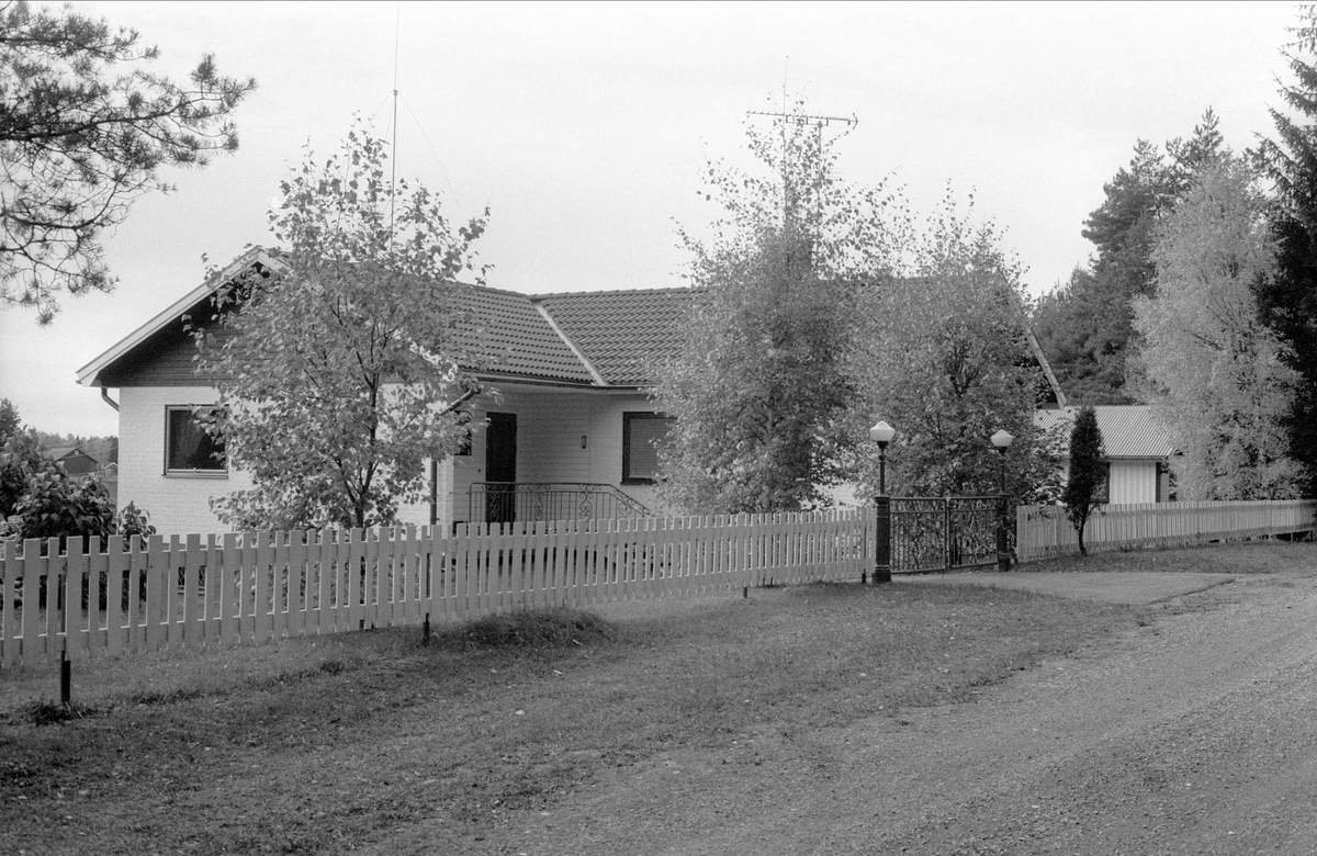 Bostadshus och garage, Åsbo, Oxsätra, Bälinge socken, Uppland 1983