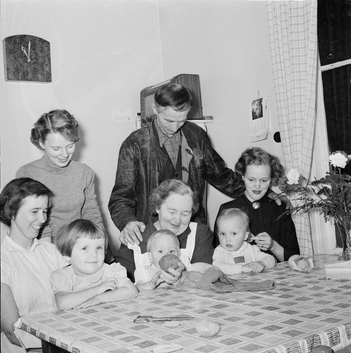 Lantbrukare Dina Eriksson, 1955 års mottagare av Insulanderska priset. Vid köksbordet med make, barn och barnbarn
