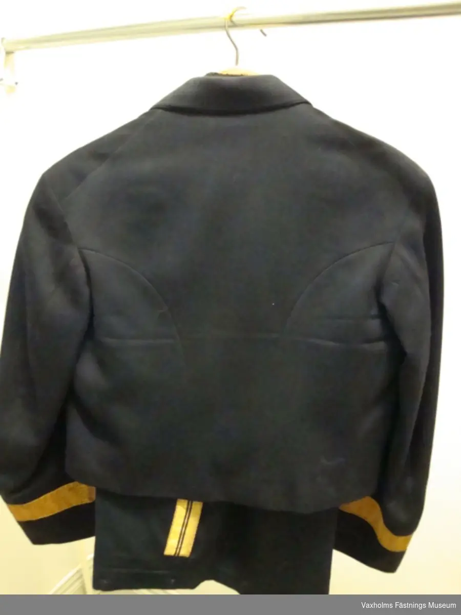 Uniform m/FL (daglig mässdräkt) bestående av jacka, väst och byxor. Blått kläde. Jacka med generallöjtnants gradbeteckning. Byxorna med guldgalon m/02.