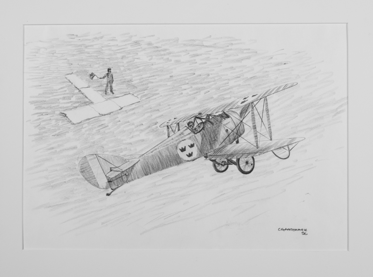Blyertsteckning med motiv av ett flygplan, Tummelisa. På baksidan av målningen sitter en lapp med mer information om flygplanet.