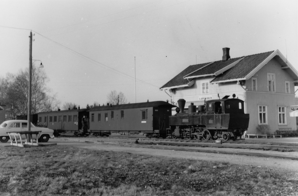 Tog 2075 fra Sørumsand har ankommet Bjørkelangen stasjon. 
(Lav bildekvalitet)