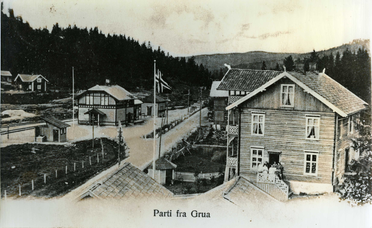 Grua sentrum med Grua jernbanestasjon til venstre.