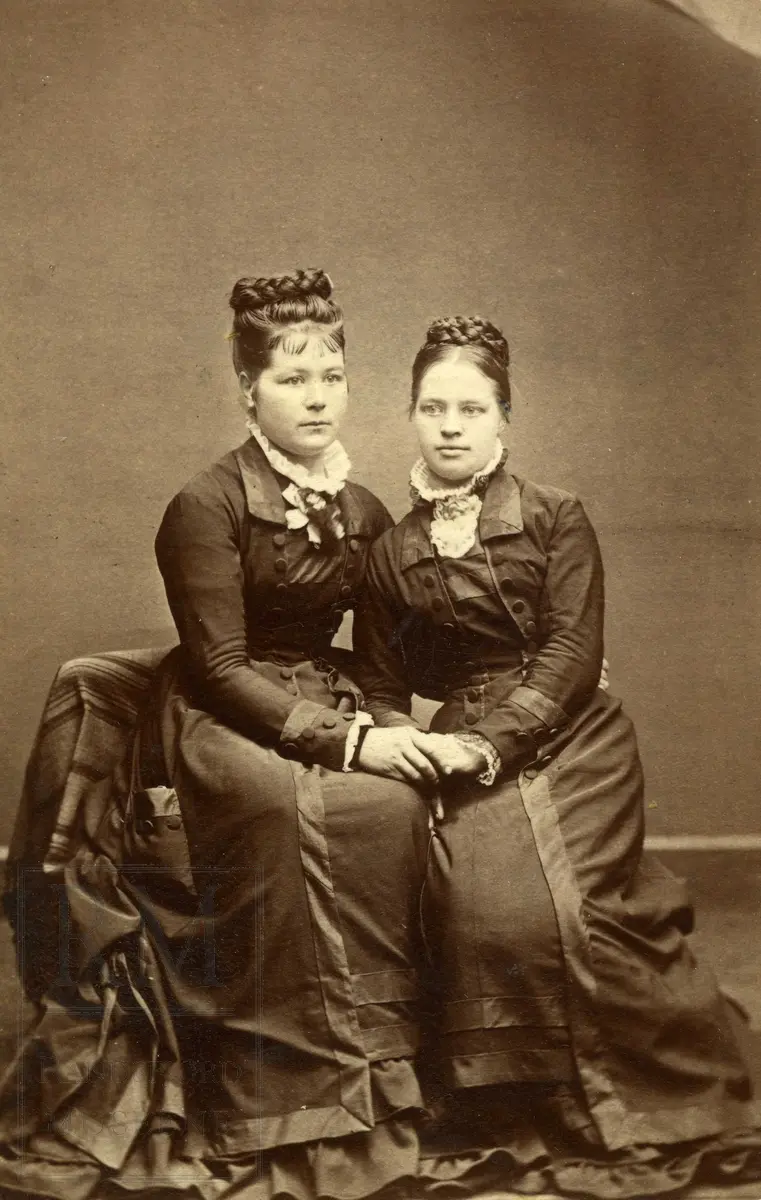 Portrett av søstrene Kari Trulsrud f. 1854, gift Kari Riste og Marie Trulsrud f. 1857, gift Marie Haagenson i USA