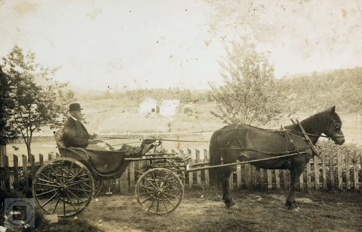 Soknepresten i Bjelland, A.B. Asserson til hest på Rosseland.