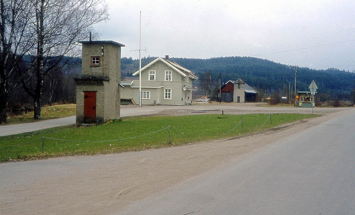 Ved Bjørkelangen stasjon 14 år etter nedleggelsen.