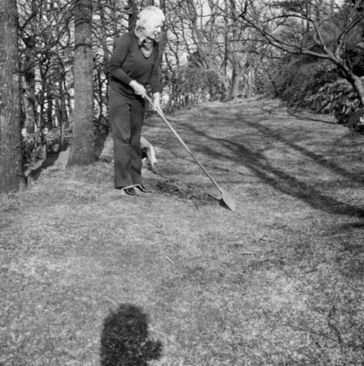 Bergljot Kverneland i hagen sin, mars 1974